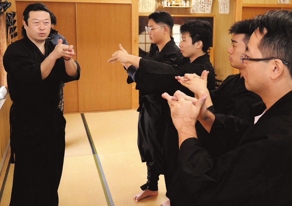 「忍者碩士」三橋源一（左）在道場教授學員忍術。
