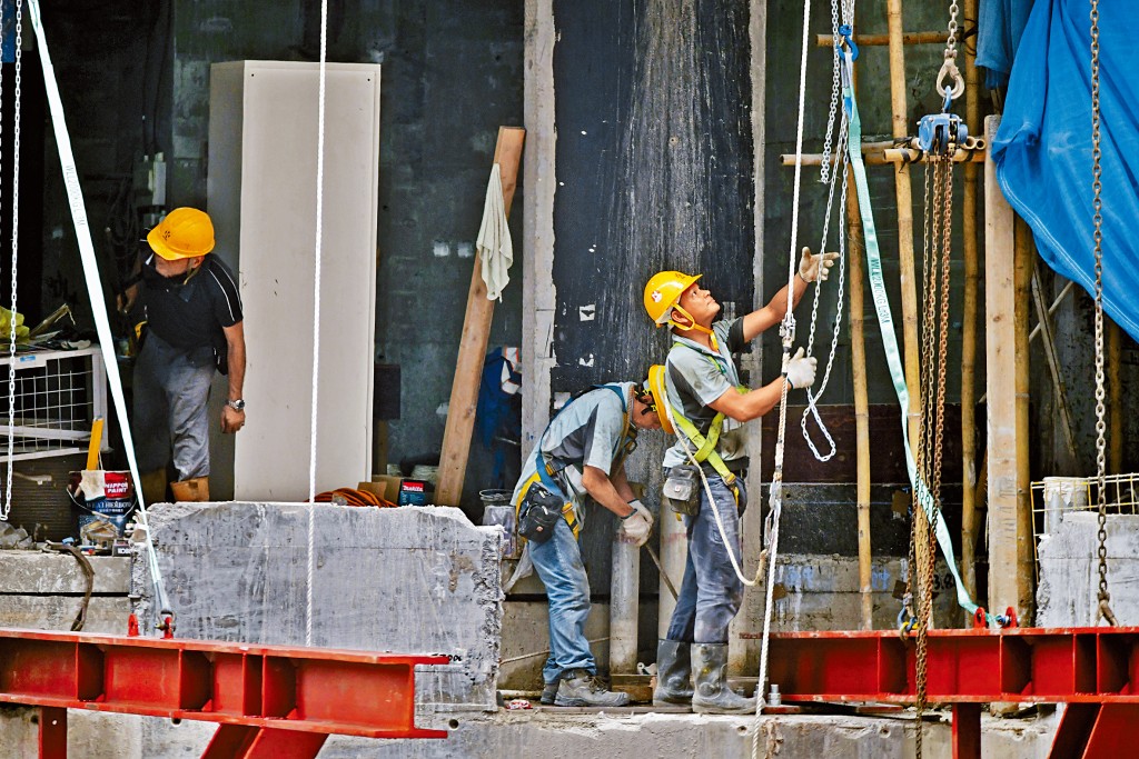 就業不足率方面，下跌主要見於地基及上蓋工程業。