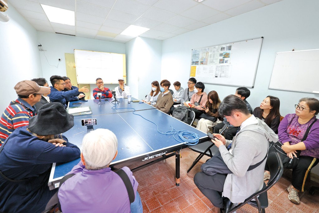 有區議員與怡樂花園業主及關注人士交流在現有機制下的可行處理方法。 有區議員與怡樂花園業主及關注人士交流在現有機制下的可行處理方法。