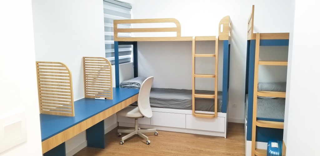 九龍塘「學鳴居」有住宅單位變成寄宿中心,中介不時帶學生「睇樓」。單位設有多張上下格床及書桌。 九龍塘「學鳴居」有住宅單位變成寄宿中心,中介不時帶學生「睇樓」。單位設有多張上下格床及書桌。