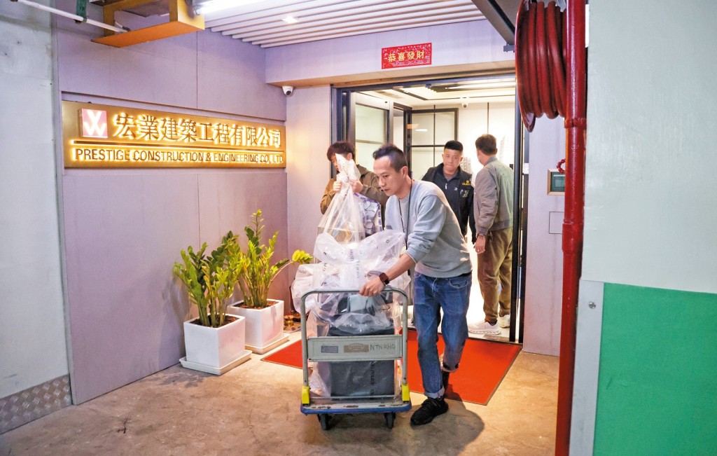 大埔宏福苑於十一月二十六日發生大火後,警方調查涉事承辦商並拘捕相關董事。 大埔宏福苑於十一月二十六日發生大火後,警方調查涉事承辦商並拘捕相關董事。