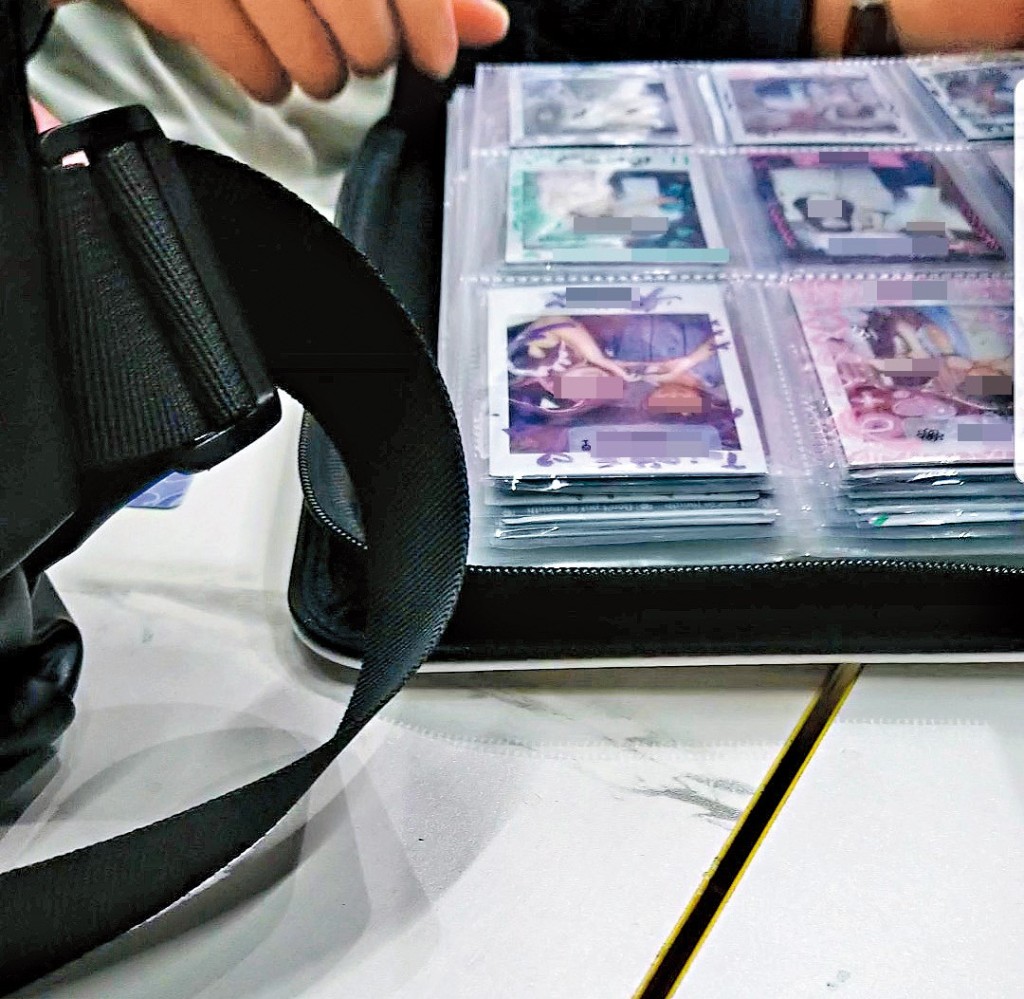 有男熟客收集在不同咖啡店所拍下的女僕相片。 有男熟客收集在不同咖啡店所拍下的女僕相片。