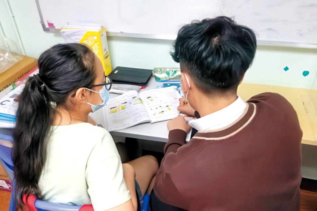 長天全人教育基金夥拍區內服務少數族裔兒童的慈善團體,讓學生定期到中心擔任義務助教。 長天全人教育基金夥拍區內服務少數族裔兒童的慈善團體,讓學生定期到中心擔任義務助教。