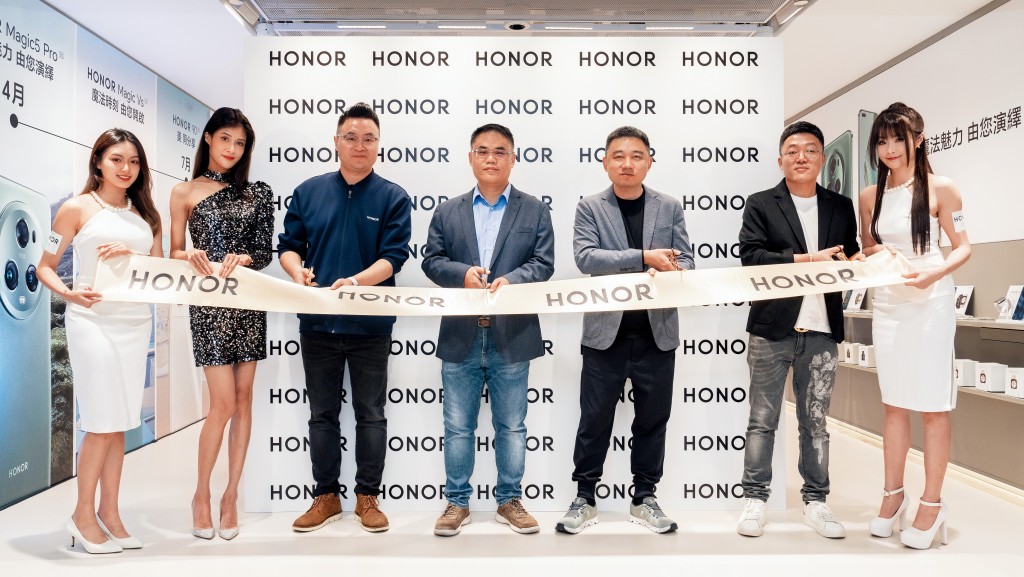 HONOR港澳業務總經理李鵬、榮耀終端亞太區域副總裁王穎碩、廣東優友網絡科技創辦人、董事長及行政總裁李桂、展弘實業總經理張學斌。 HONOR港澳業務總經理李鵬、榮耀終端亞太區域副總裁王穎碩、廣東優友網絡科技創辦人、董事長及行政總裁李桂、展弘實業總經理張學斌。