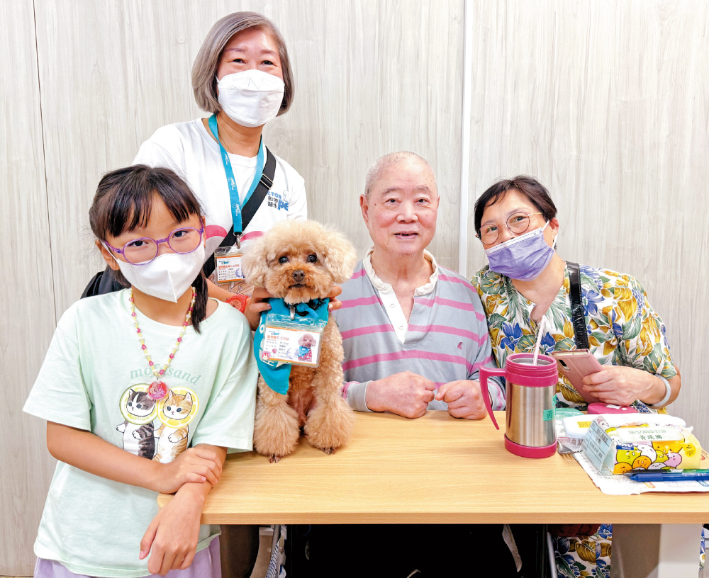 院舍除了有跨專業團隊全方位照料長者健康，也不時有動物醫生會到來探訪院友。