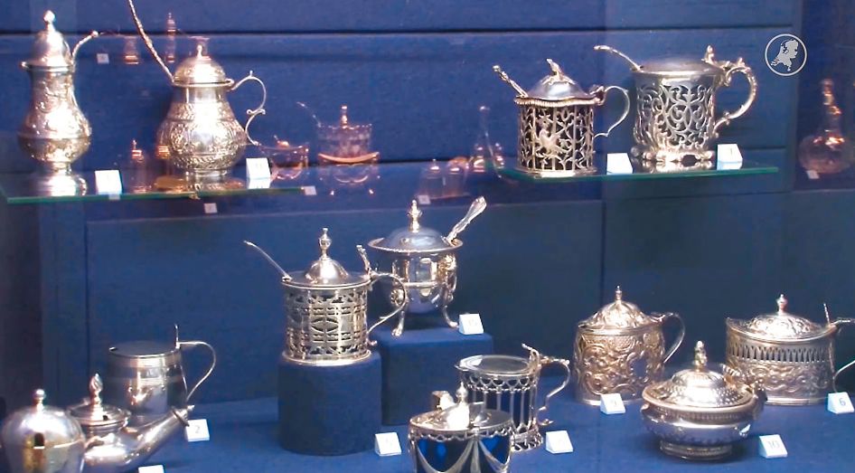 教堂展館經點算後,證實被盜超過三百件銀器,包括由荷蘭著名銀匠布洛克為都斯堡市度身訂造的「銀製芥末罐」 。 教堂展館經點算後,證實被盜超過三百件銀器,包括由荷蘭著名銀匠布洛克為都斯堡市度身訂造的「銀製芥末罐」 。