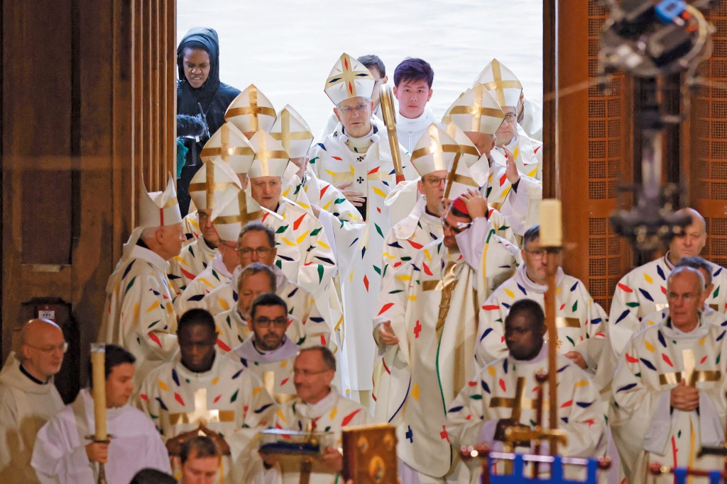 十二月七日晚上,二千多名賓客見證下,天主教多名神職人員徐徐進入教堂,代表巴黎聖母院重新開放。 十二月七日晚上,二千多名賓客見證下,天主教多名神職人員徐徐進入教堂,代表巴黎聖母院重新開放。