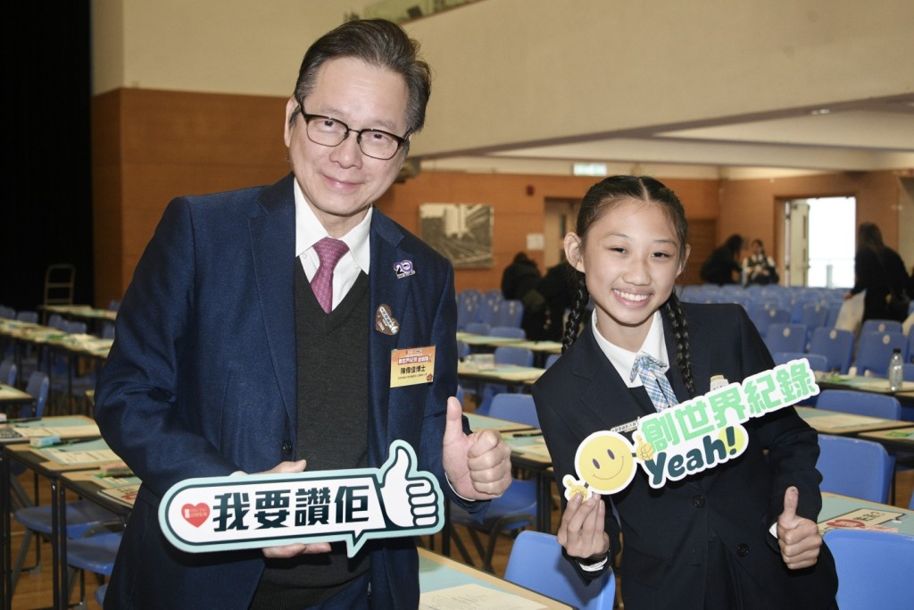 浸大附屬學校王錦輝中小學總校長陳偉佳與學生合照 浸大附屬學校王錦輝中小學總校長陳偉佳與學生合照