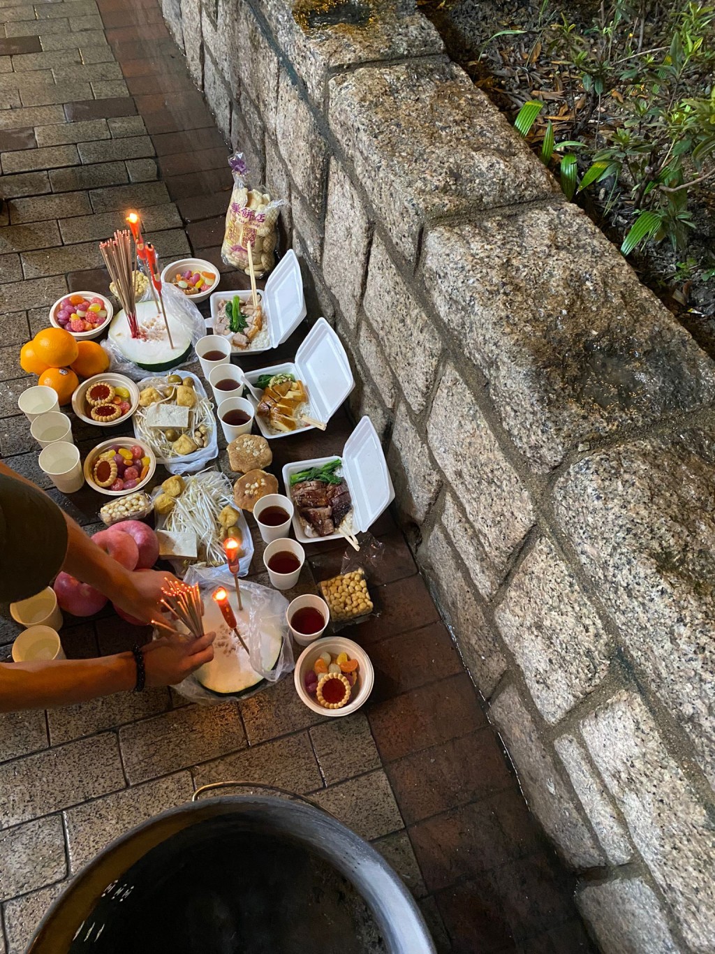 路上會有祭品，寵主遛狗時要小心提防狗狗亂吃啊！