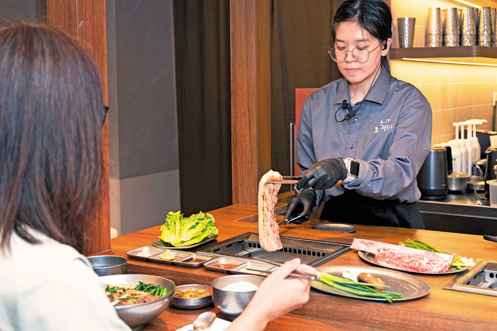 韓燒「冬柏」主打一人韓燒，坐吧台的客人可邊食，邊看店員落手烤肉。