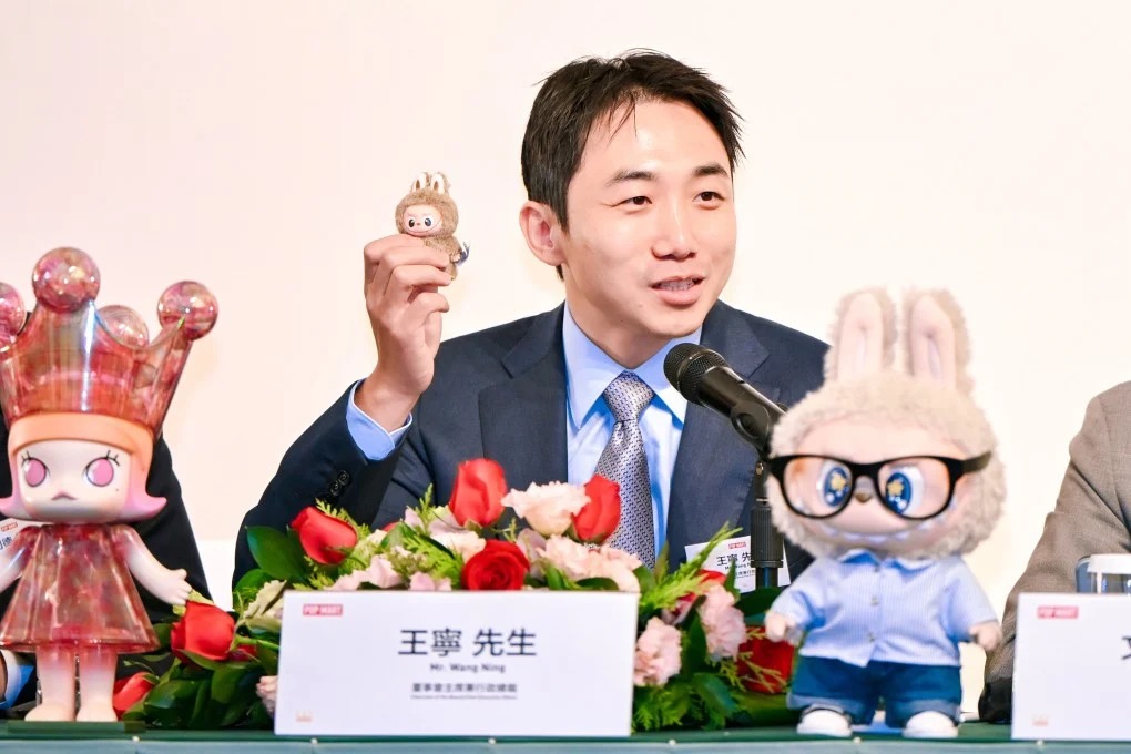 泡泡瑪特創辦人王寧在業績會上稱,迷你版Labubu即將上市,可以作為手機掛飾。 泡泡瑪特創辦人王寧在業績會上稱,迷你版Labubu即將上市,可以作為手機掛飾。