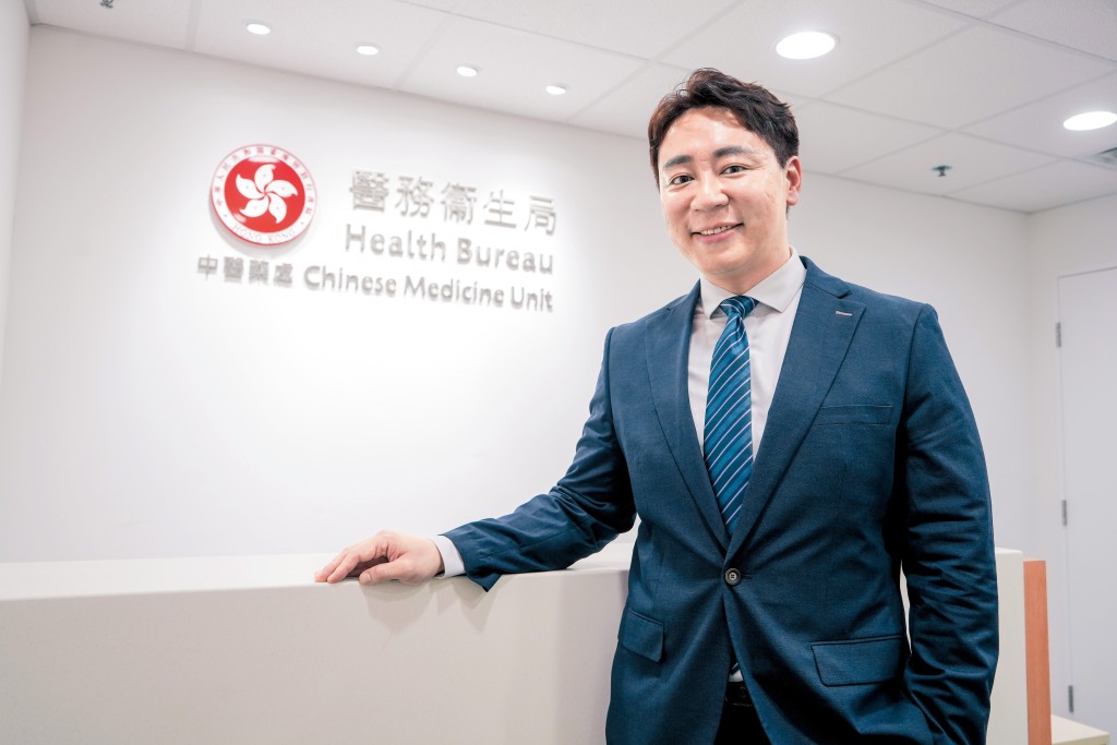中醫藥發展專員鍾志豪本身是香港註冊中醫師,擅長循證醫學研究,今年獲選為全球頂尖臨床科學家。 中醫藥發展專員鍾志豪本身是香港註冊中醫師,擅長循證醫學研究,今年獲選為全球頂尖臨床科學家。