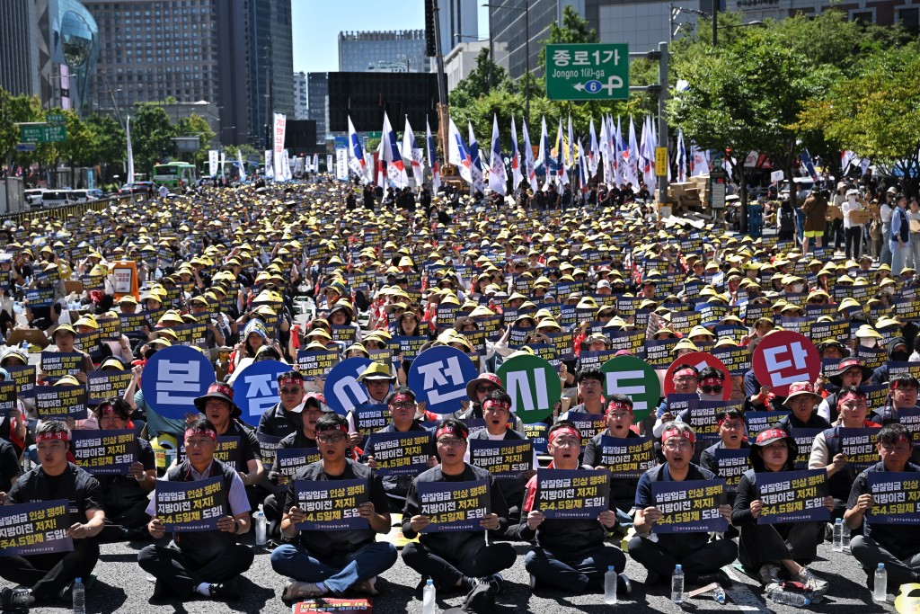 李在明計劃在世宗市建第二總統府及國會議事廳,明顯是遷都行為,引發大批反對者集會抗議。 李在明計劃在世宗市建第二總統府及國會議事廳,明顯是遷都行為,引發大批反對者集會抗議。