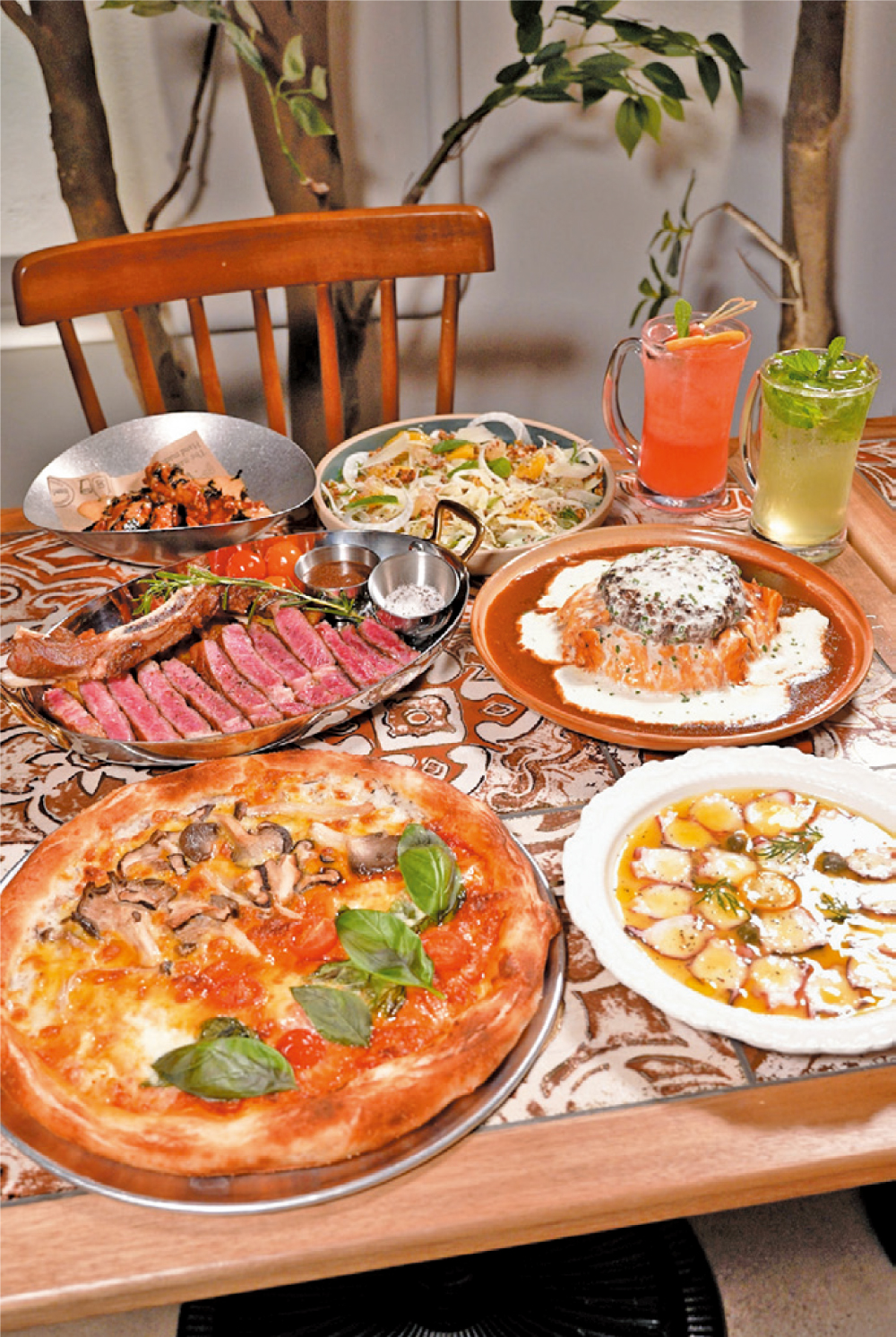 UURO在菜式設計上採取「經典為本、創新為用」的方向，以歐陸料理為基礎，同時融入本地市場的口味與飲食習慣。