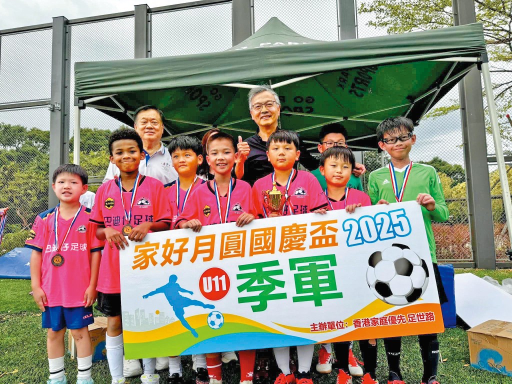 作為行政會議成員,林正財(後排右二)經常參與公益事務,與青少年接觸。 作為行政會議成員,林正財(後排右二)經常參與公益事務,與青少年接觸。