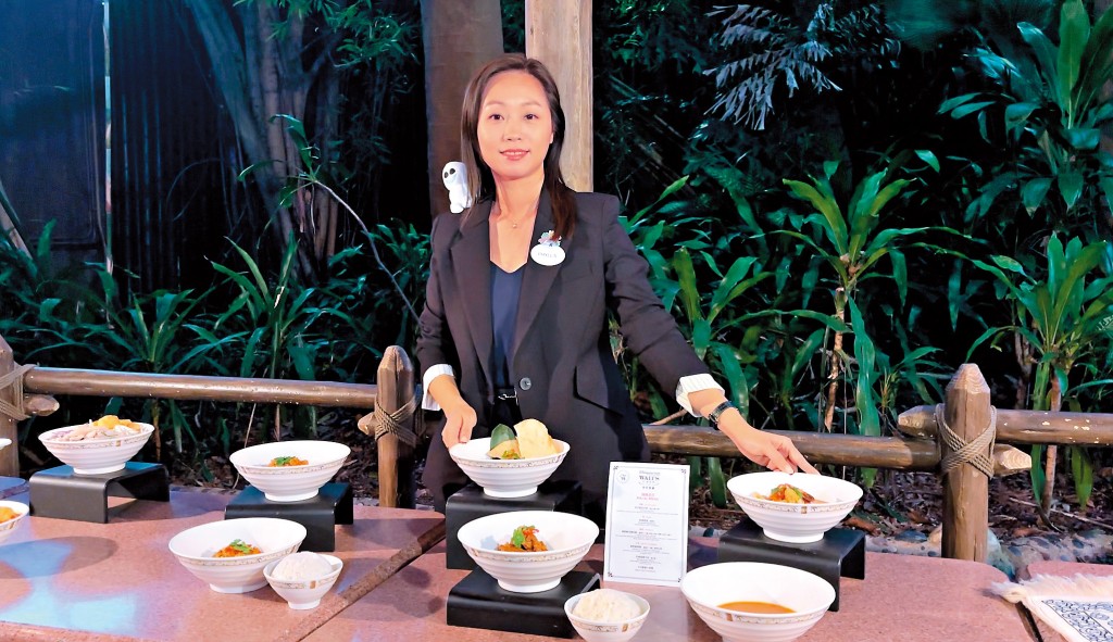 香港迪士尼樂園度假區銷售及客戶體驗策略總監馬嘉倩表示,樂園為穆斯林旅客提供清真認證餐飲、祈禱室及相關宗教用品,冀能提升他們的遊玩體驗。 香港迪士尼樂園度假區銷售及客戶體驗策略總監馬嘉倩表示,樂園為穆斯林旅客提供清真認證餐飲、祈禱室及相關宗教用品,冀能提升他們的遊玩體驗。