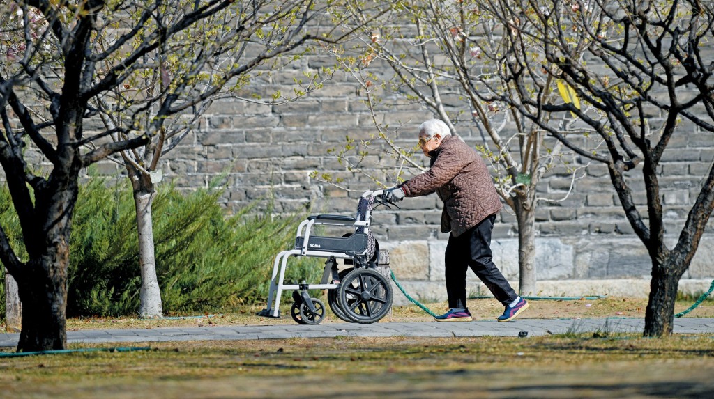 隨着中國都市化與人口老齡化加劇,鄉下老人獨自留守缺乏照料,進一步加深獨居引發的社會問題。 隨着中國都市化與人口老齡化加劇,鄉下老人獨自留守缺乏照料,進一步加深獨居引發的社會問題。