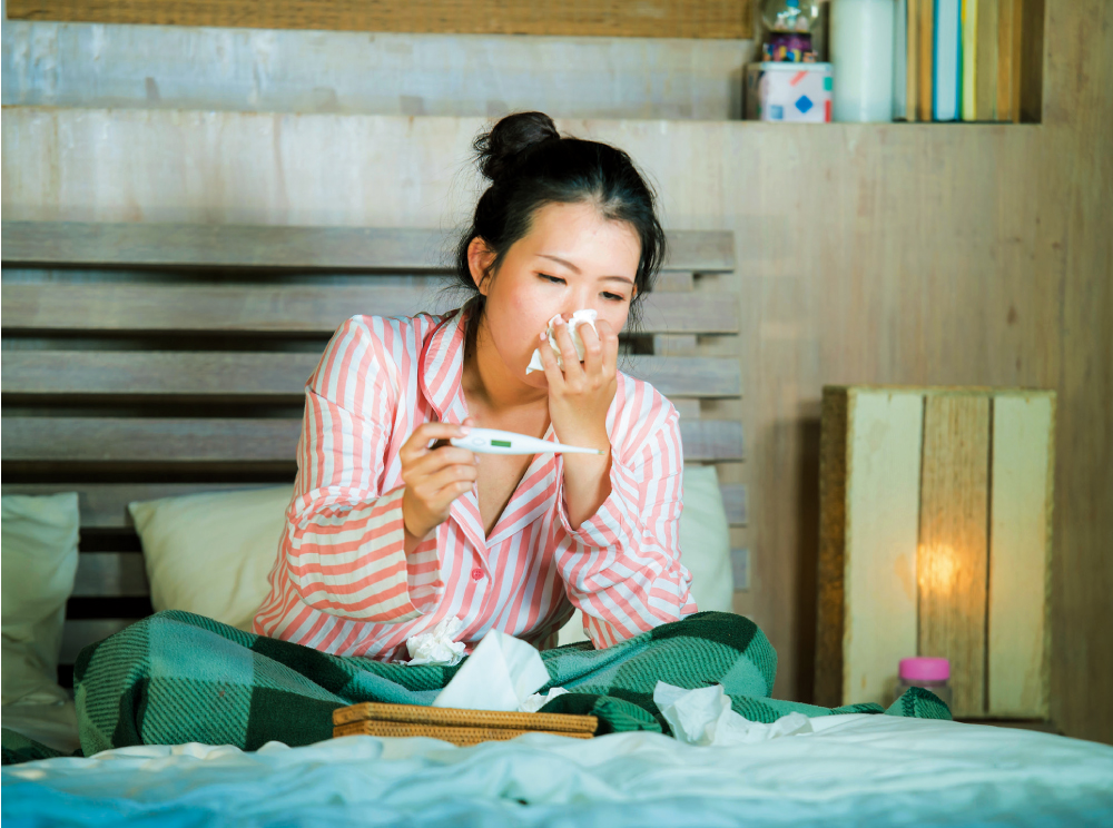 雖然流感和一般感冒都有發燒症狀，但流感通常是突然發高燒，且周身骨痛、肌肉酸軟、咳嗽、痾嘔的情況都會較嚴重。