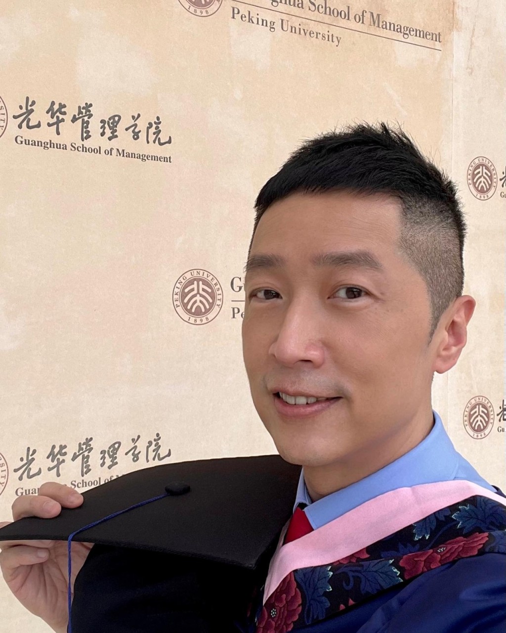 馬浚偉手執「學霸」履歷，包括教大碩士、北大光華高管課程等