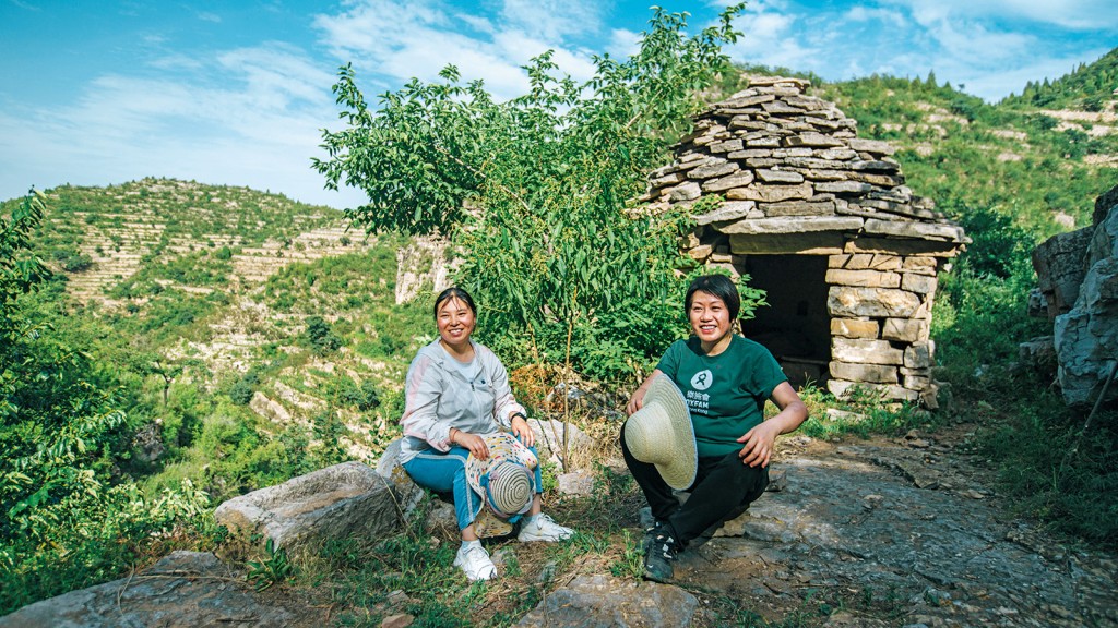 曾迦慧（右）在河北省王金莊村探訪當地農民，了解當地的旱情及居民生活。