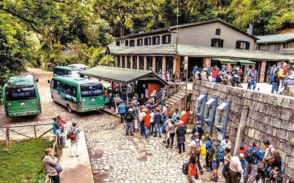 前往馬丘比丘的巴士專線是獨市生意，成為當地有勢力人士爭奪的肥肉。