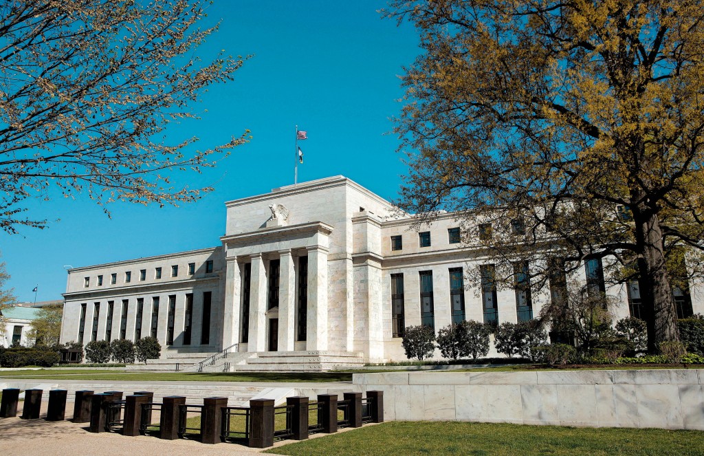 市場觀望美國聯儲局何時減息，主席鮑威爾稱現時的利率水平或需維持一段更長時間。