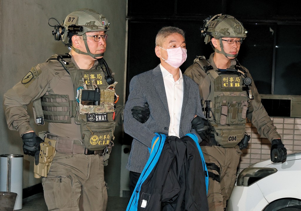 綽號「麥可」的許瑞弘被指涉及恐嚇案，被全副武裝的警員拘捕押走。