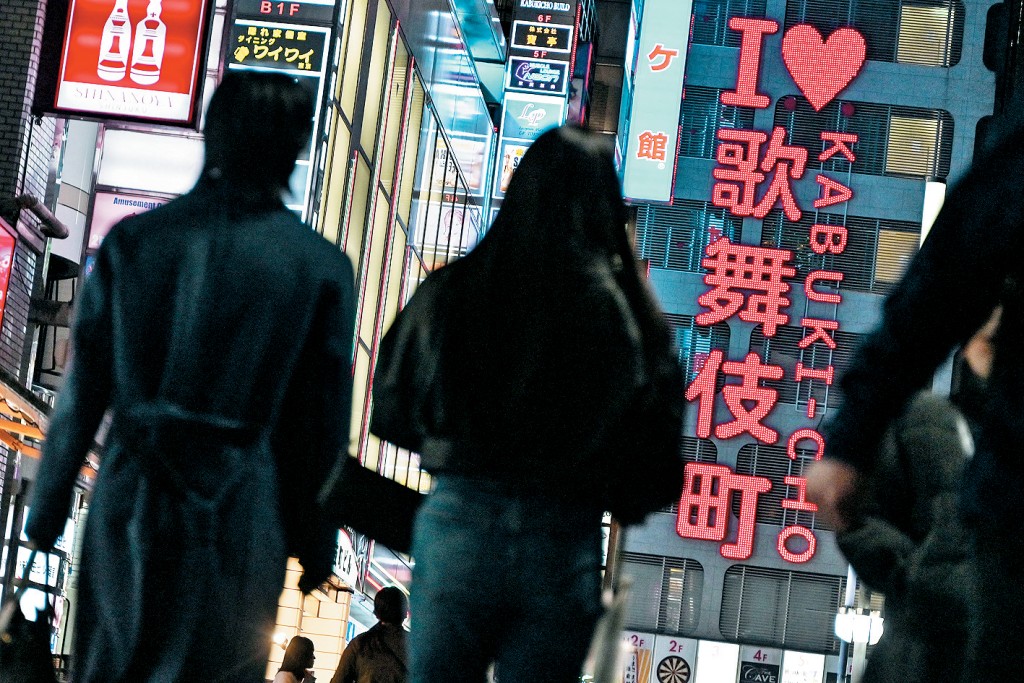 東京新宿區歌舞伎町「紅燈區」街頭。 東京新宿區歌舞伎町「紅燈區」街頭。