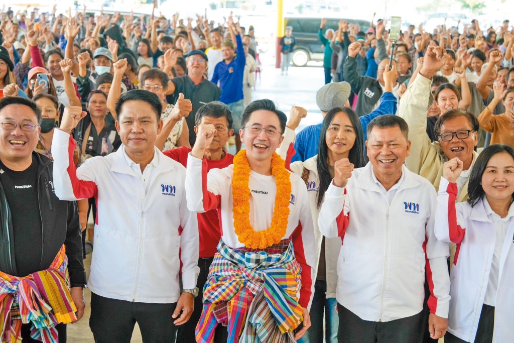 若裕差南（前排中）成功當選，將成為第五位出身於他信家族的泰國總理。