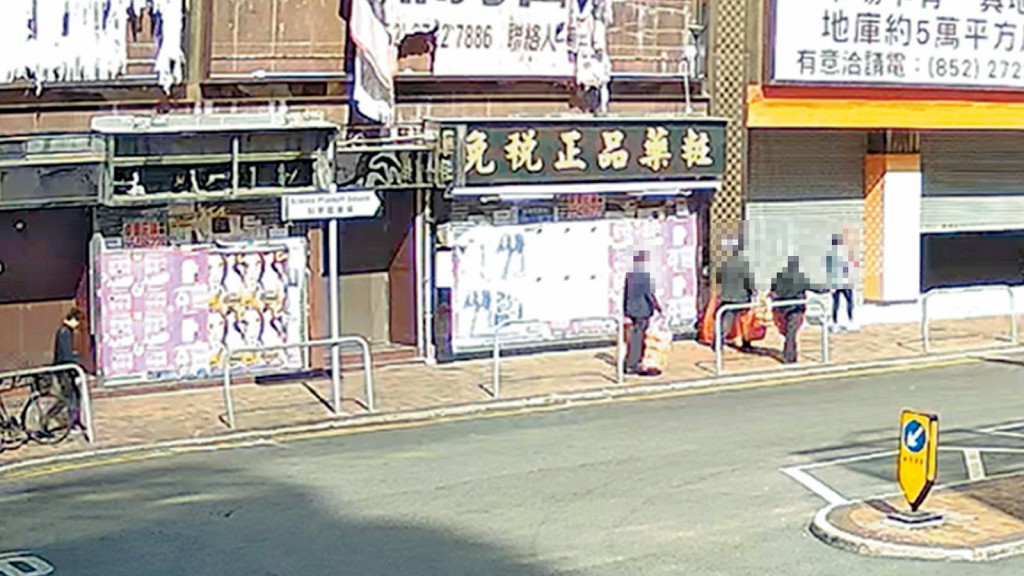 閉路電視片段顯示,有六七名男子拿着化寶桶、數袋祭品及香燭,在大富豪舖位門口拜神。 閉路電視片段顯示,有六七名男子拿着化寶桶、數袋祭品及香燭,在大富豪舖位門口拜神。