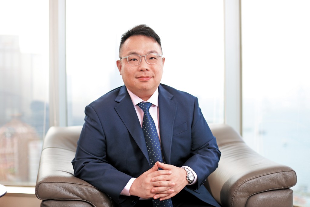 鄒家華認為持有港交所的投資者可以繼續揸，無貨等回到四百元左右才入手。