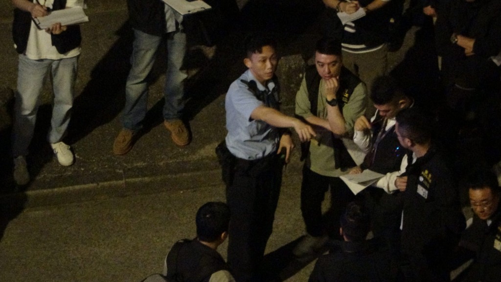 懷疑開槍軍裝警員向探員講述事件經過。蔡楚輝攝