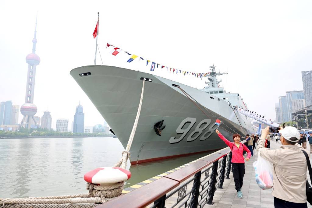 兩棲船塢登陸艦沂蒙山艦今年2月在東海艦隊服役，滿載排水量接近2萬噸