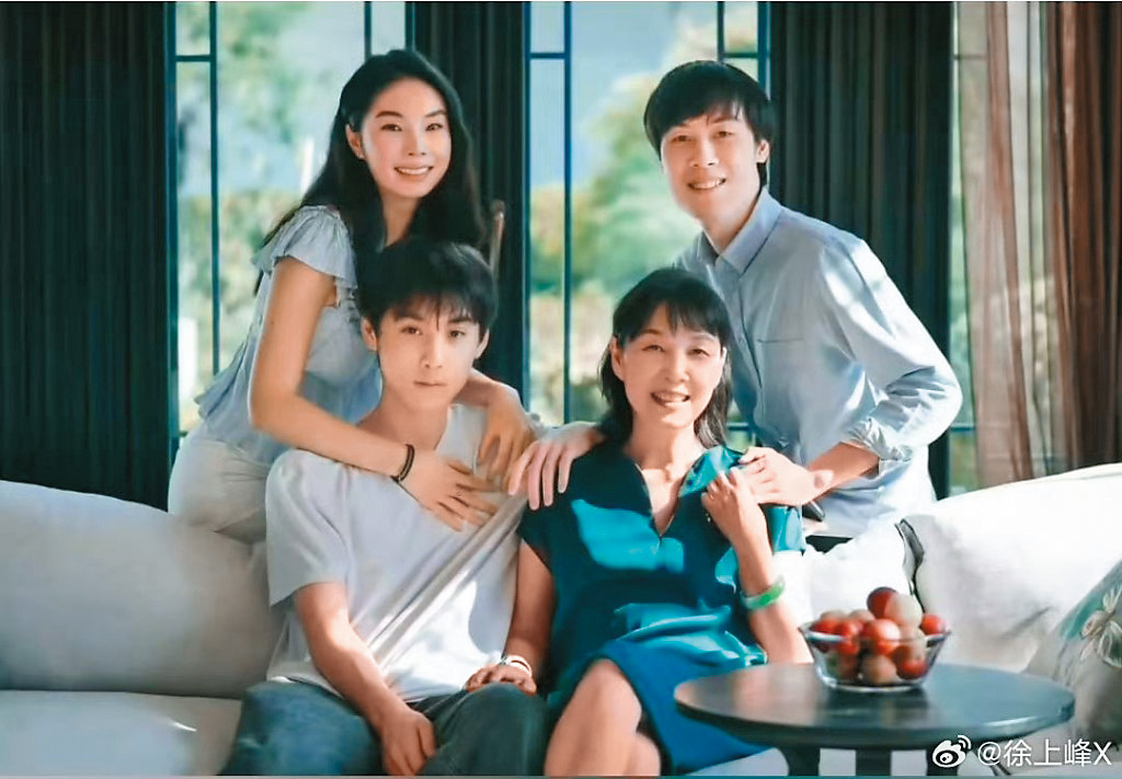 上周突然爆出宗慶後與娃哈哈前高管杜建英育有三名子女,圖為網傳四母子女的合照。 上周突然爆出宗慶後與娃哈哈前高管杜建英育有三名子女,圖為網傳四母子女的合照。