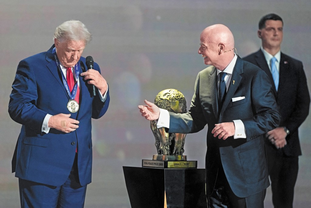 恩芬天奴 (右) 向特朗普頒發首個「FIFA和平獎」，惹來爭議。
