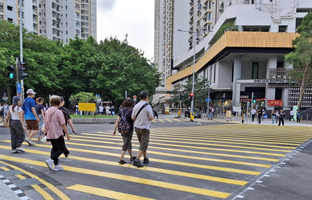 沙田安明街與安睦街交界路口的對角行人過路處已經啓用，便利區內行人以較短距離橫過至對角位置，節省步行時間。政府新聞處圖片  