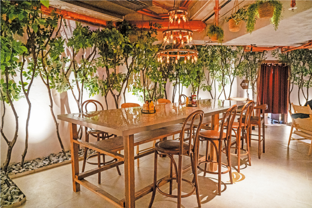 UURO將餐飲、聚會與社交元素結合，打造一個可以「一站式」完成用餐、飲酒和慶祝的餐飲空間。