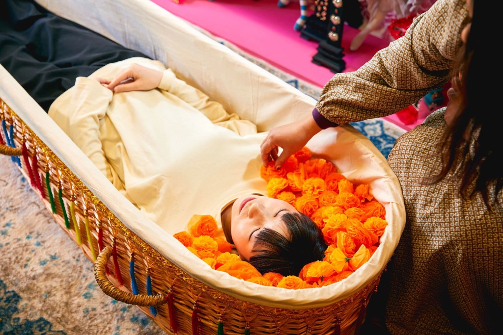 特製的藤籃棺材配以香花，躺在其中閉上眼冥想，可讓人脫離塵囂，身心寧靜。