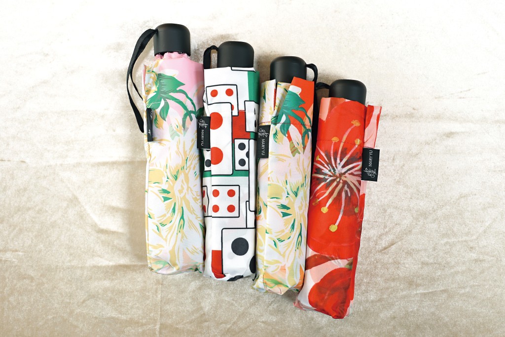 不僅旗袍及制服，余嫿也曾設計雨傘。