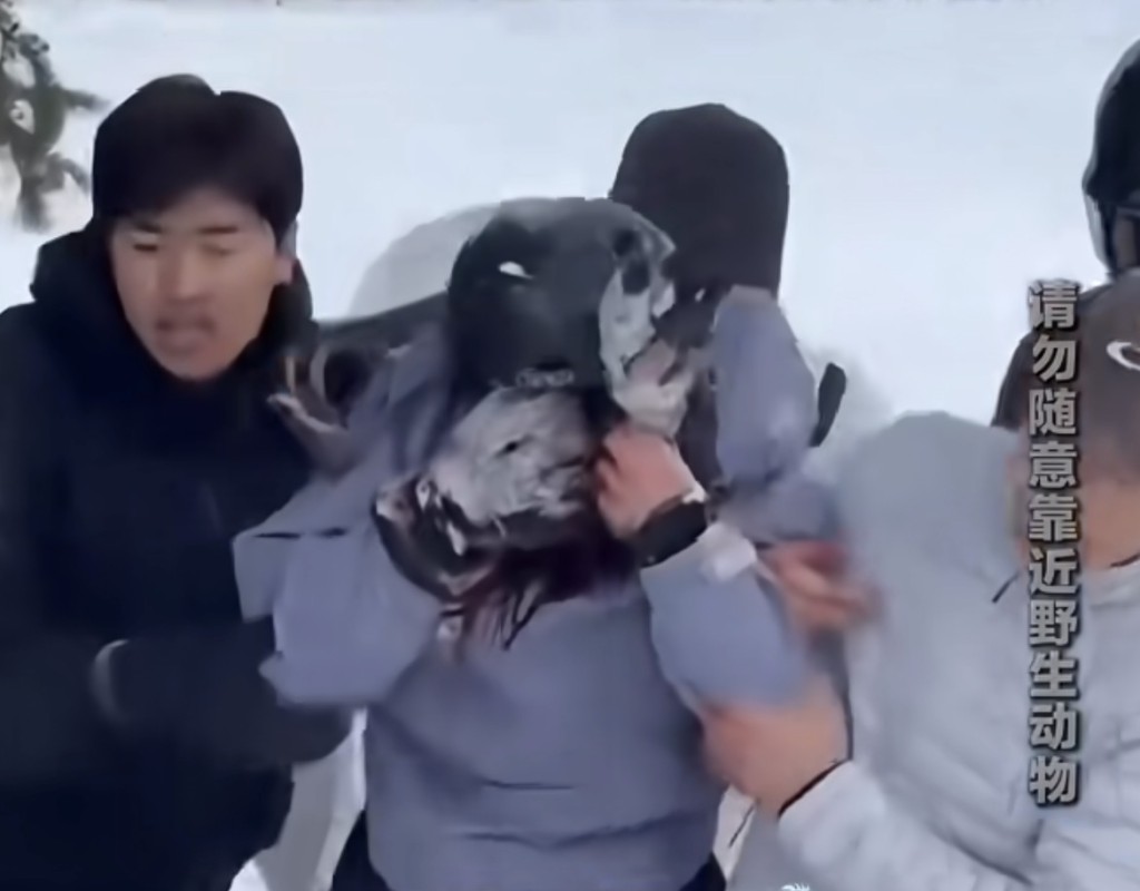 受襲女遊客被人扶住離開現場。 受襲女遊客被人扶住離開現場。