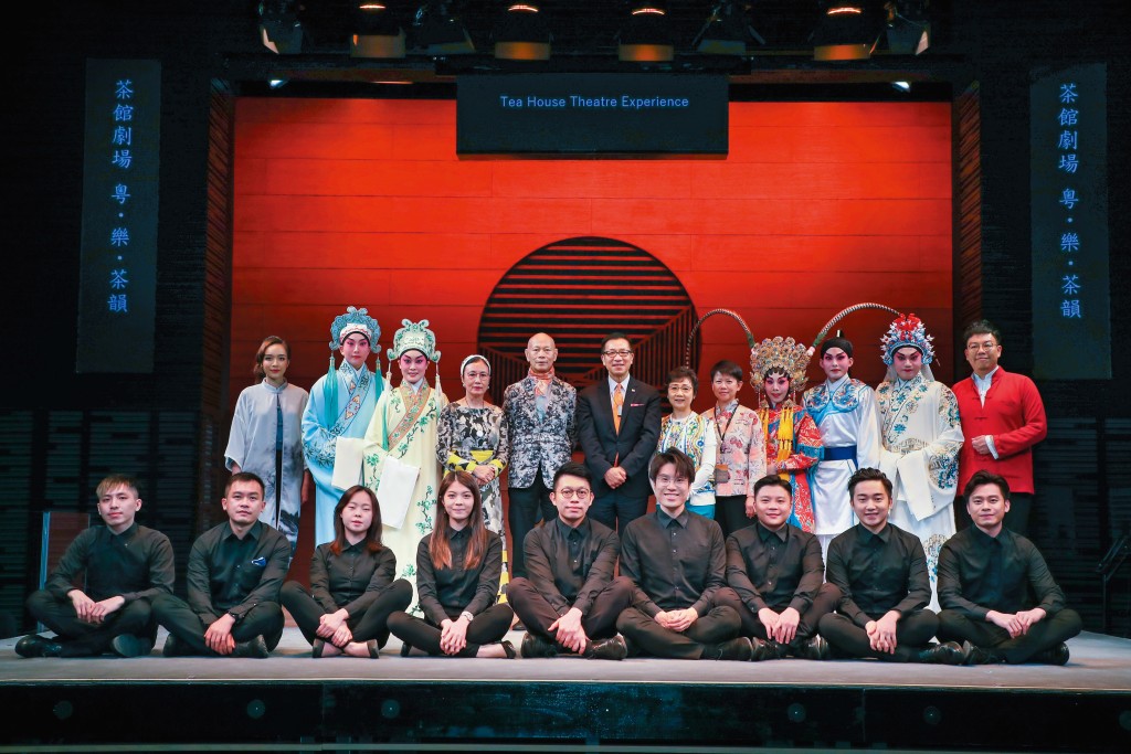 走進第二個五年，楊偉誠（後排左六）表示未來願景是將戲曲中心打造成殿堂級的演出場地，並創作代表性的劇目。