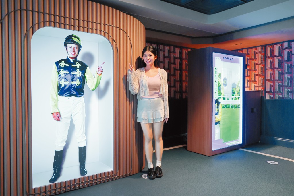 「天馬驛」是香港首個四層高的數碼賽馬體驗地標，有很多不同的打卡位，更可在「天馬光影」同虛擬潘頓合照。