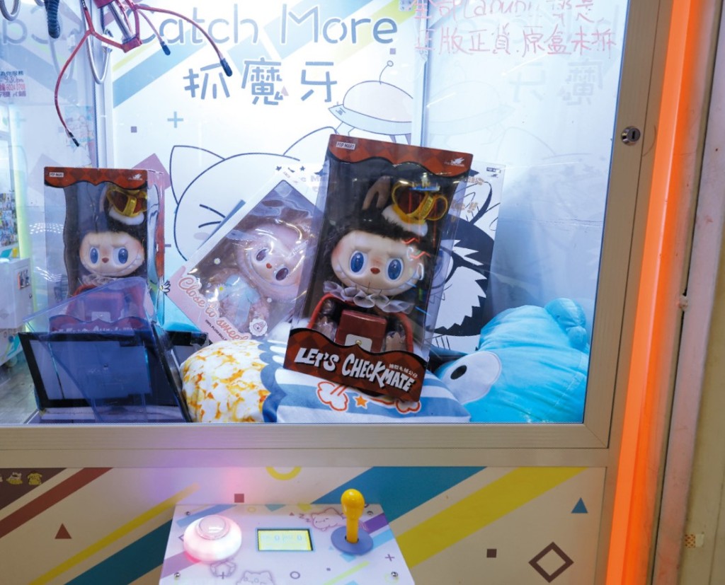 不少台主用人氣景品吸客,其中有Labubu公仔每隻炒價高達六百五十元。 不少台主用人氣景品吸客,其中有Labubu公仔每隻炒價高達六百五十元。