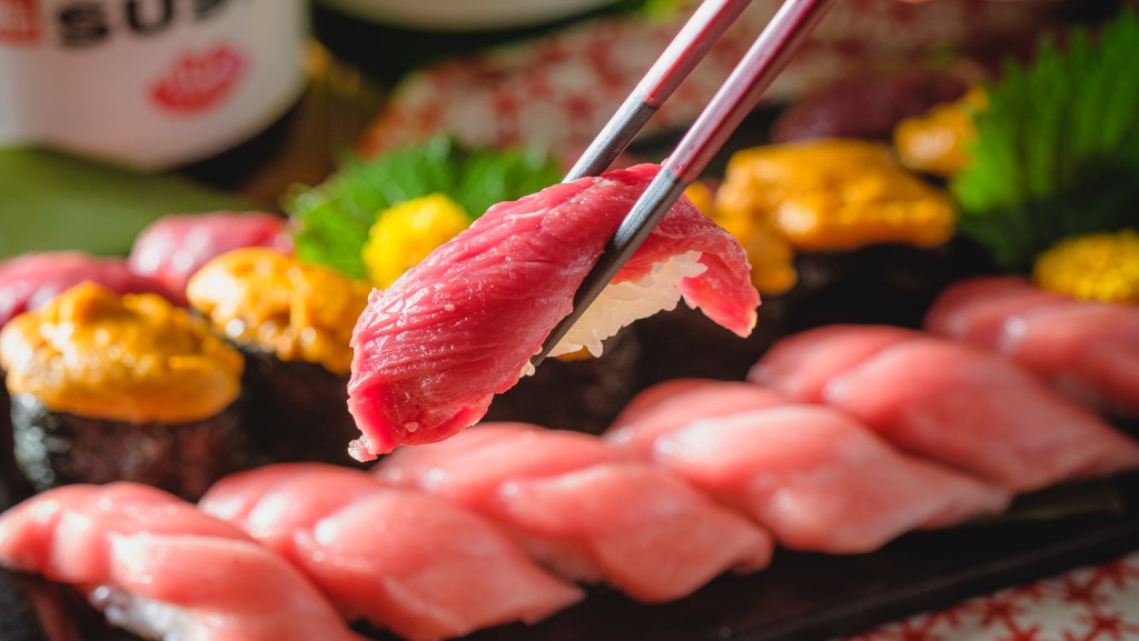 90分鐘高級壽司放題只需¥7,900(約395港元),食客可無限品嚐極上大拖羅、濃厚海膽壽司等。 90分鐘高級壽司放題只需¥7,900(約395港元),食客可無限品嚐極上大拖羅、濃厚海膽壽司等。