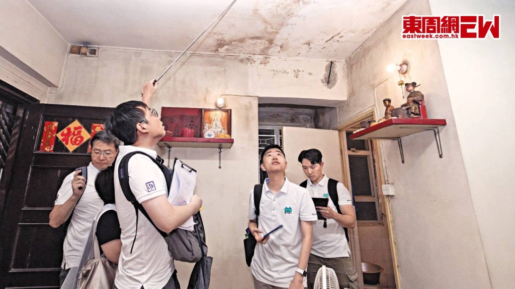 二十四名香港測量師學會會員近日到土瓜灣十三街提供義務勘察服務。