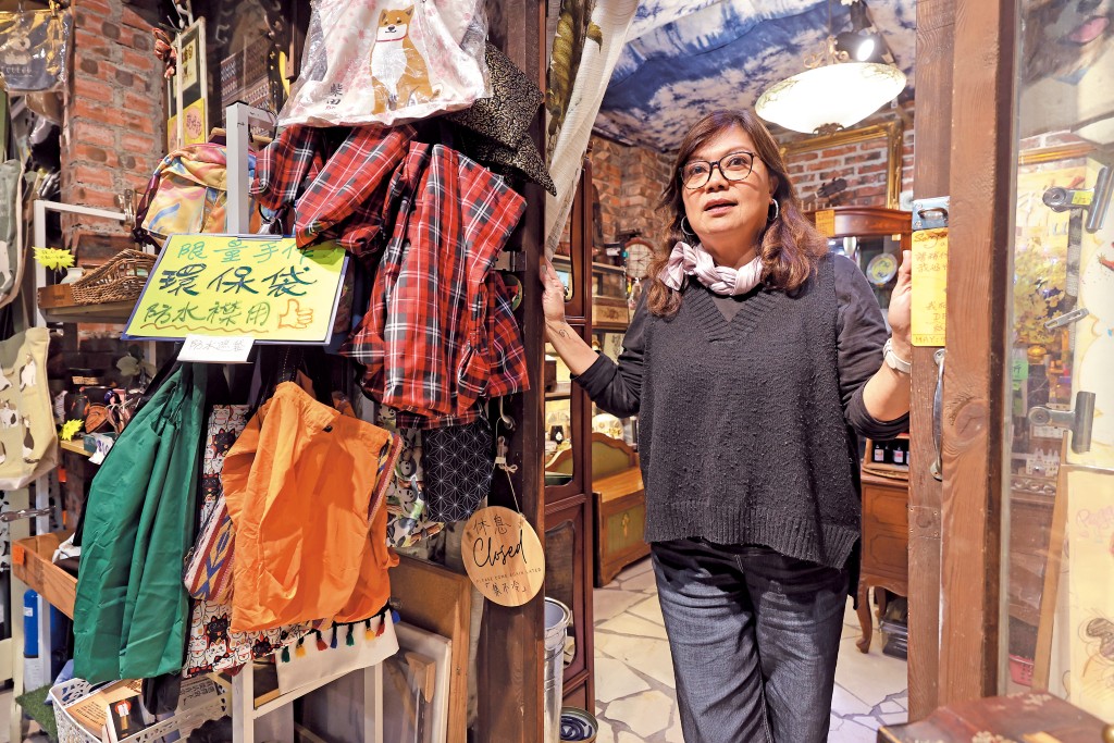 手繪環保袋、手機殼的檔主May,已搬到另一個熱門墟市「紅磚屋」落腳。 手繪環保袋、手機殼的檔主May,已搬到另一個熱門墟市「紅磚屋」落腳。