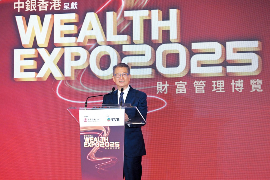 時隔三年,政府發表《香港數字資產發展政策宣言2.0》,以「LEAP」為框架,提出四大舉措,強調數字資產生態圈須融入實體經濟。圖為財政司司長陳茂波。 時隔三年,政府發表《香港數字資產發展政策宣言2.0》,以「LEAP」為框架,提出四大舉措,強調數字資產生態圈須融入實體經濟。圖為財政司司長陳茂波。