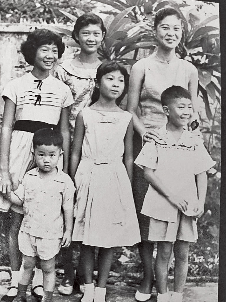 程家共有四位千金及一位公子，Sansan（左一）身前的小男生是暫託孤兒，他及後被一個美國家庭領養。
