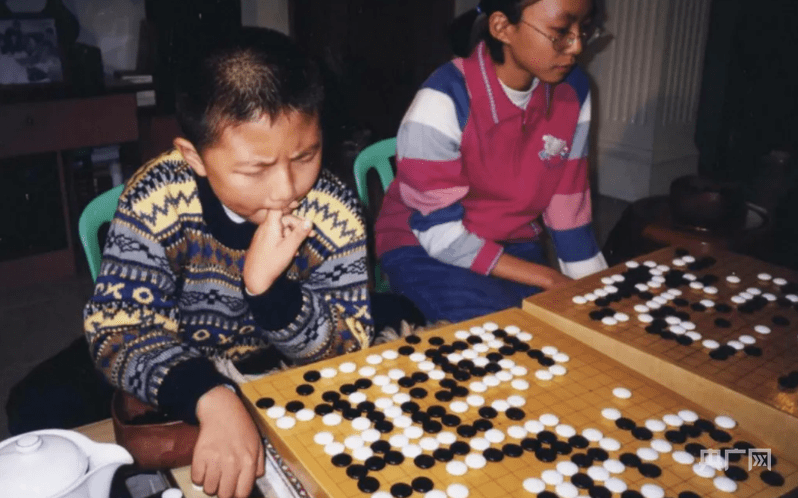 鄧煜在小學時期已是圍棋高手，在校內未逢敵手。