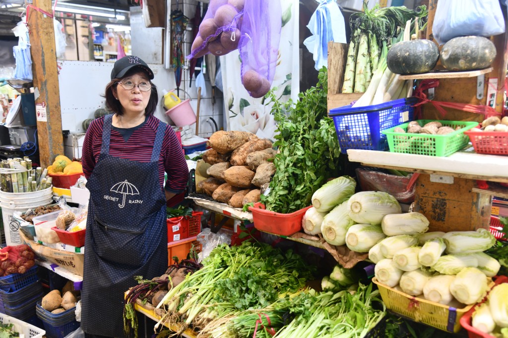 大埔墟街市菜檔負責人黃太表示，自通關後生意額大減，唯有見步行步